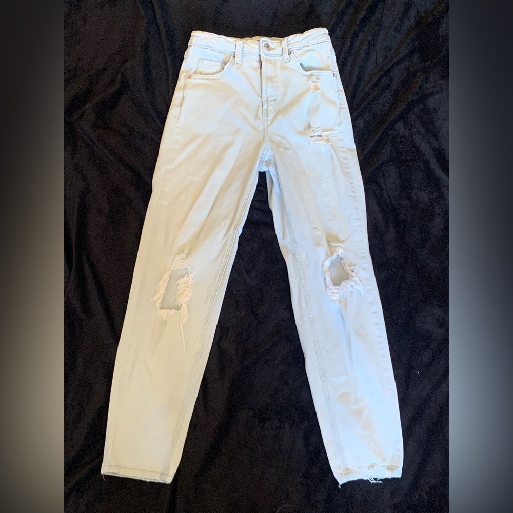 High rised light washed ripped jeans